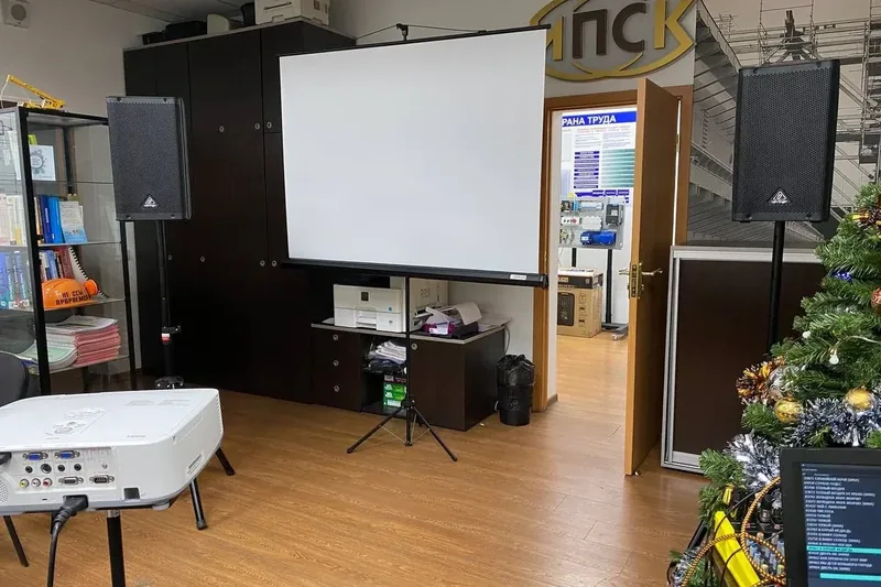 Экран на треноге со звуком в переговорной