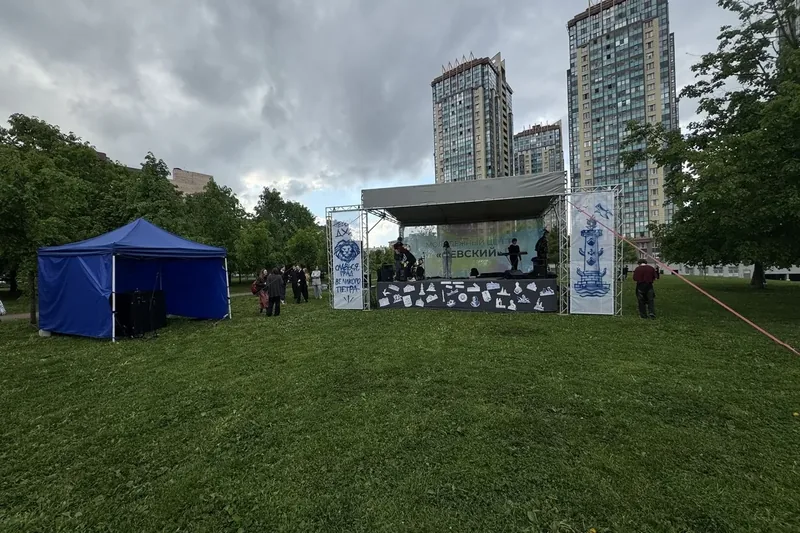 Сцена на городском празднике